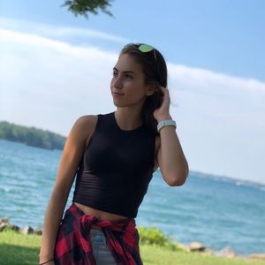 Meet your Posher, Alexia